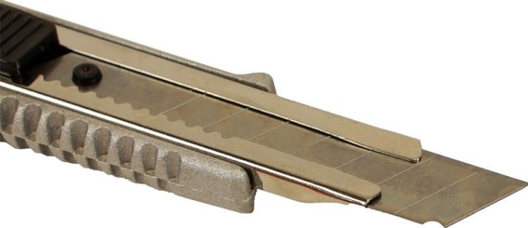 Нож для строительных работ Sturm 1076-08-09 18мм, алюминиевый корпус, автофиксация Нож для строительных работ Sturm 1076-08-09 18мм, алюминиевый корпус, автофиксация